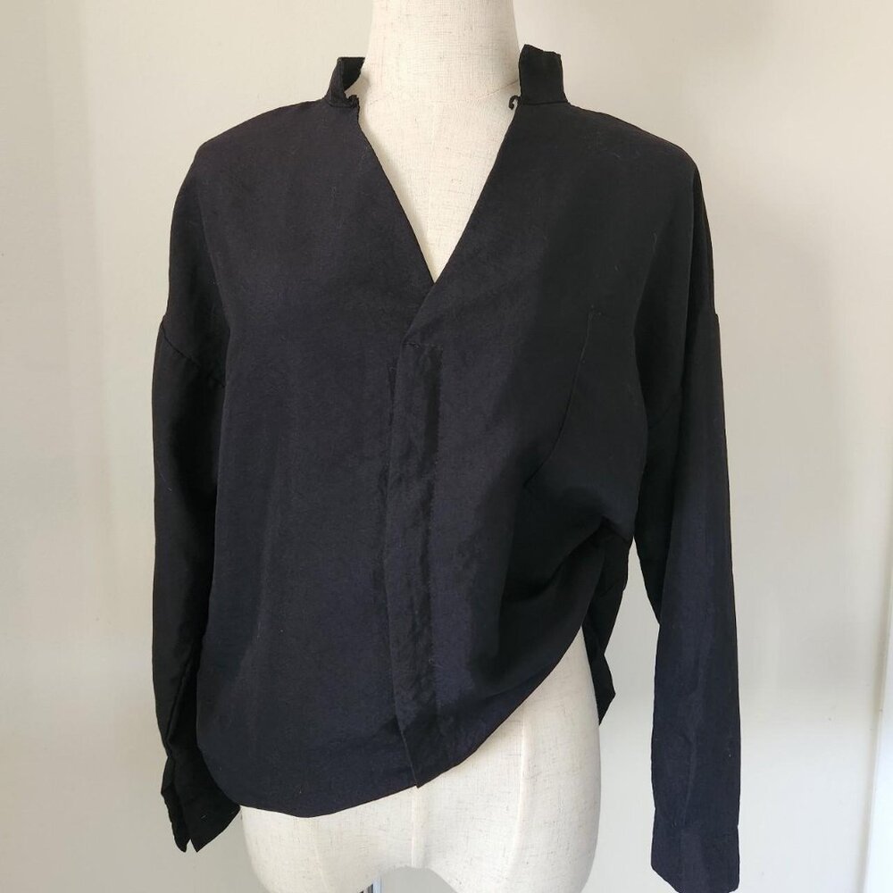 Black Boxy Mandarin V-Neck Collar Long Sleeve Pull Over Top. ONE SIZE.